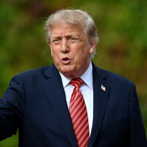 Is it legal for President Trump to ban news outlets from the White House?